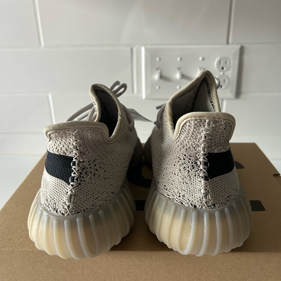 Yeezy Boost 350 V2 - Picture 4 of 6